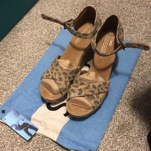 NWT Toms Leopard Print Canvas Platform Sandals